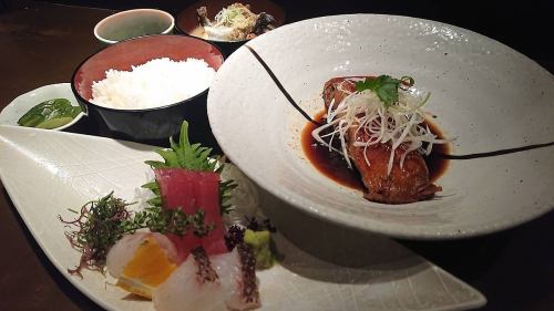 Boiled alfonsino caught in Sagami Bay and sashimi set meal 1,900 yen (tax included)