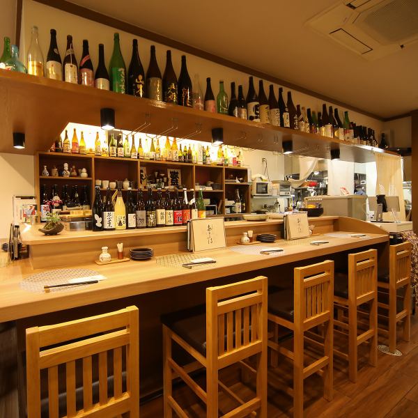 日本酒を堪能できる店作りをしており、店主・女将との会話も楽しんでいただけるカウンターのお席。お一人様から大歓迎です。日本酒のおすすめや蘊蓄を聞きながら堪能してください。日本酒好きのお客様でも、新たな発見があるかも・・・♪