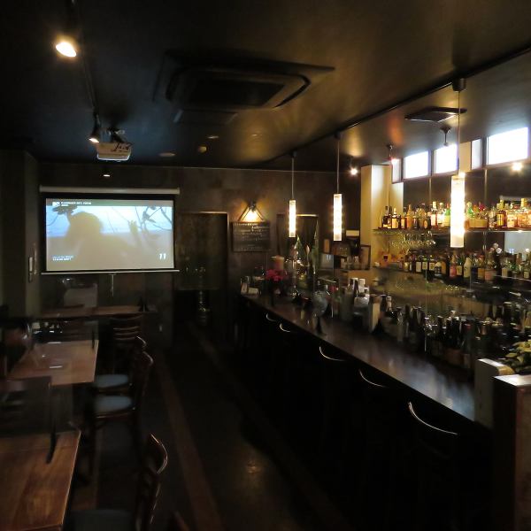 When the sun goes down, it transforms into a dining bar with a brilliant atmosphere.A large 80-inch projector is also available, so you can enjoy watching sports.
