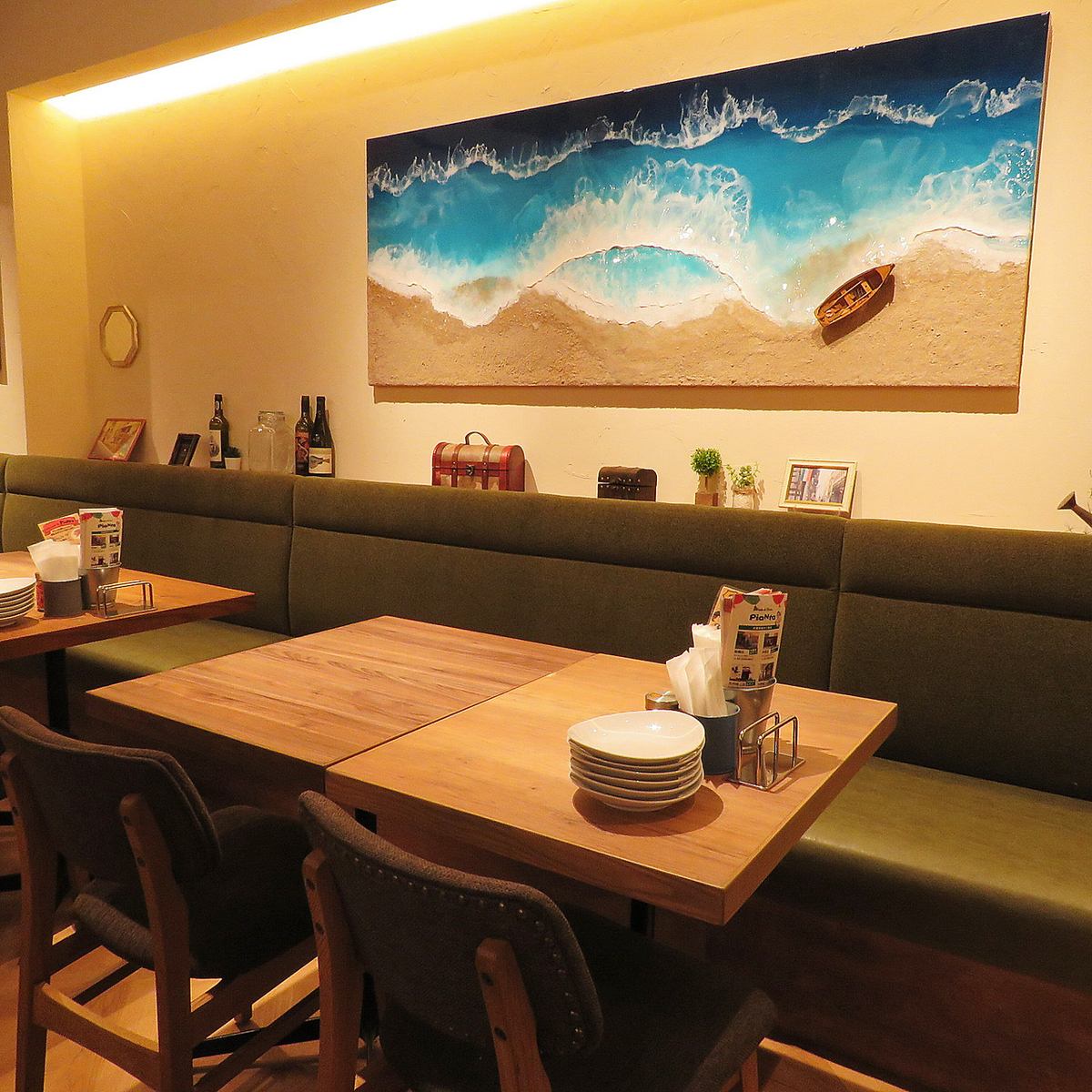 広々とした店内は、気軽に入れるカジュアルな空間になっています