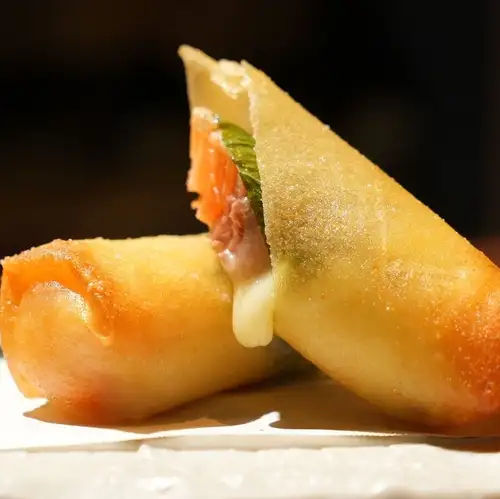 レアサーモンと大葉のチーズ春巻き 2ヶ