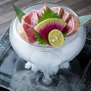 「冰鎮藍鰭鮪魚韃靼」主要選用瘦藍鰭鮪魚，是一道必嚐菜餚。