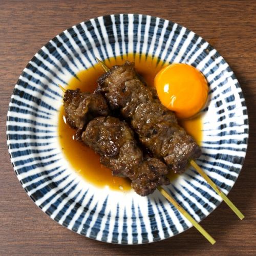 쇠고기 스키야키 꼬치 2개 달걀 노른자 포함