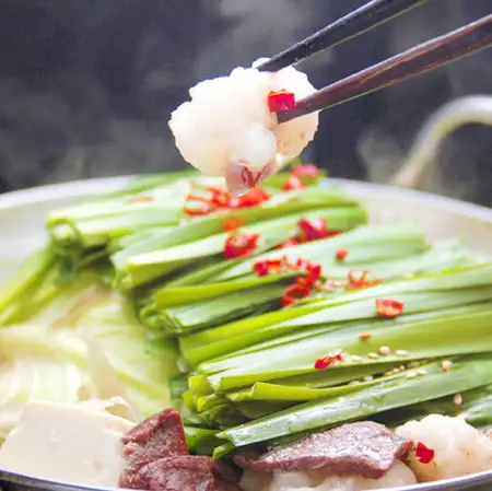 来自一家motsu餐厅的牛杂火锅