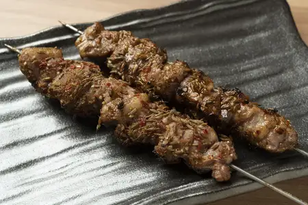 羊肩肉串（加香料和盐）