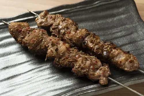 羊肩肉串（加香料和盐）