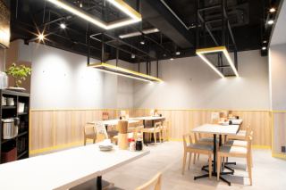 広々とした店内に手広くお使いいただけるテーブル席をご用意しております。ライブ感のある炭火焼調理もお楽しみいただけます。