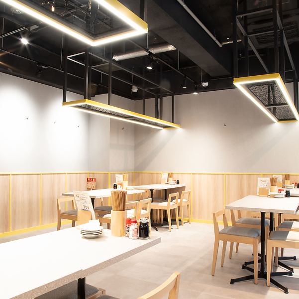 手広くお使いいただけるテーブル席になっております!2名様~最大50名様まで対応です。宴会利用の場合、貸切も可能です。ぜひお電話にてお問い合わせください