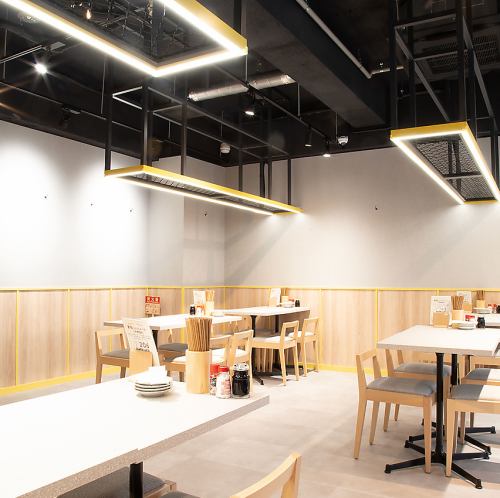 <p>手広くお使いいただけるテーブル席になっております!2名様~最大50名様まで対応です。宴会利用の場合、貸切も可能です。ぜひお電話にてお問い合わせください</p>