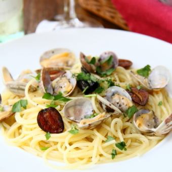 Vongole bianco (pasta with clams)