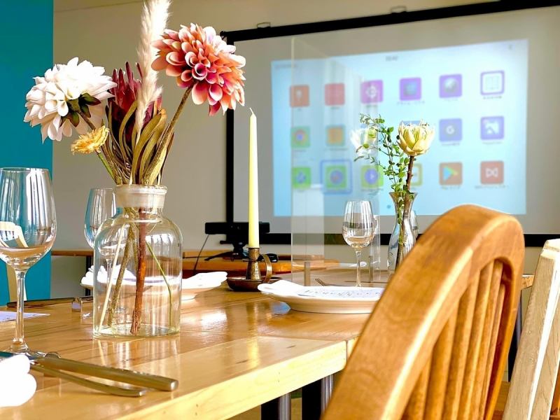 [Private/Group] The banquet venue on the 2nd floor is fully equipped with a projector, sound system, microphone, etc. For private parties and groups, you can freely change the seating layout ♪ Private parties can accommodate from 10 to a maximum of 30 people.We also accept a wide variety of projects, such as live events while dining.Please do not hesitate to consult us.The food is,