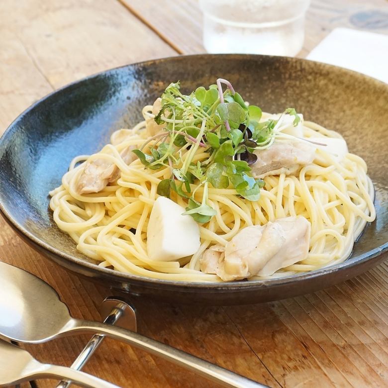 蒸し鶏と里芋のゆず胡椒のパスタ