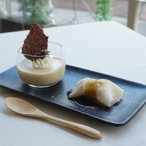 スイートポテトのぎゅうひ包みとほうじ茶のパンナコッタ