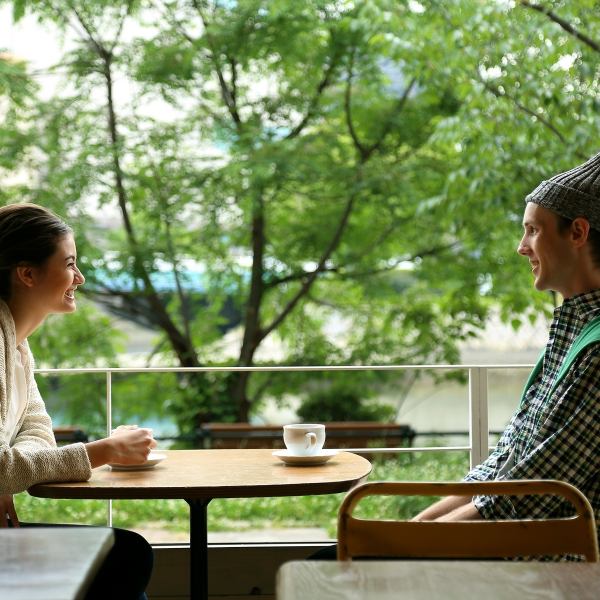 【川を眺めるリバーサイドの開放感】1階カフェスペースでは、川沿いの開放感あふれるテラス席で自然を感じながらリラックスしたひとときをお過ごしいただけます。四季折々の景色が楽しむことができ、特に春や秋がお勧めです。