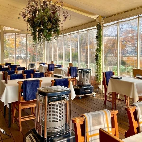 京橋川沿いに面したテラスで自然を感じながら食事が楽しめます。