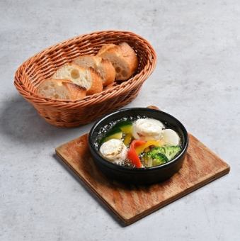 まるごとカマンベールチーズのアヒージョ(バゲット付き)