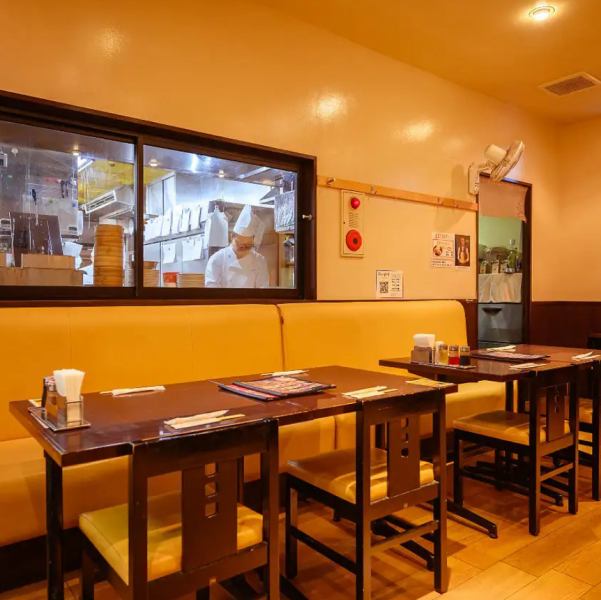 【桌椅座位】最适合横滨中华街观光。也适用于计划在唐人街举办宴会的组织者。干净、宁静、时尚的店内环境，是女性团体聚餐的理想之选！【横滨中华街/中华料理/自助餐/自助酒水/宴会/女生聚会/生日/小笼包/午餐】