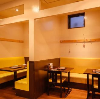 二楼有桌席和沙发席！