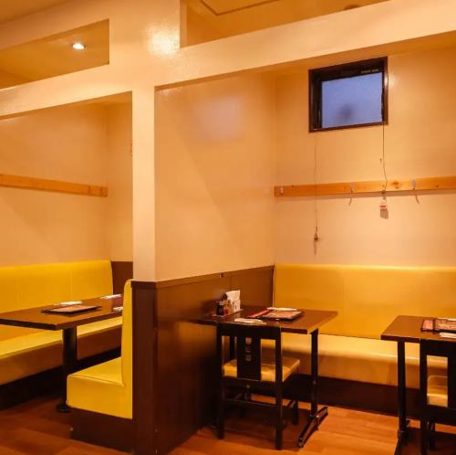 二楼有桌席和沙发席！