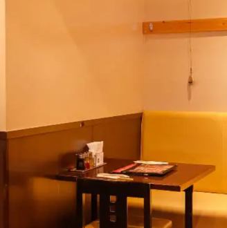 沙发箱一侧是座位。这个座位很受情侣和家庭的欢迎。