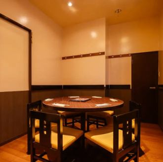 唐人街独有的私人圆桌房。*6名及以上成人可入住私人房间。周末或节假日不接受申请。