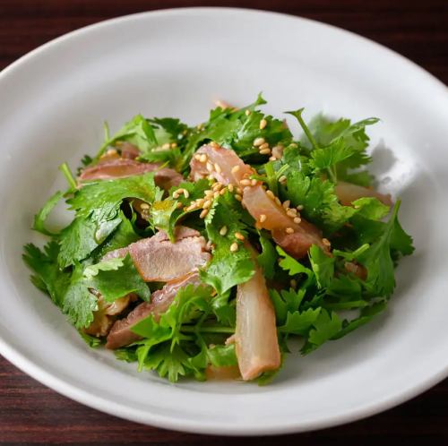 牛内脏和大量的香菜开胃菜