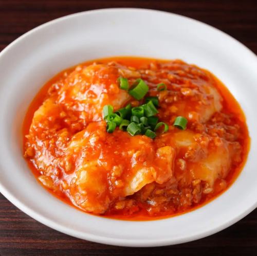 正宗的白鱼和葱花用辣椒酱炖煮