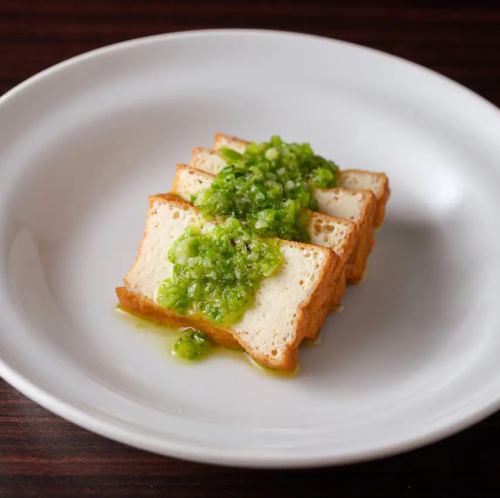 豆腐上撒上切碎的青辣椒