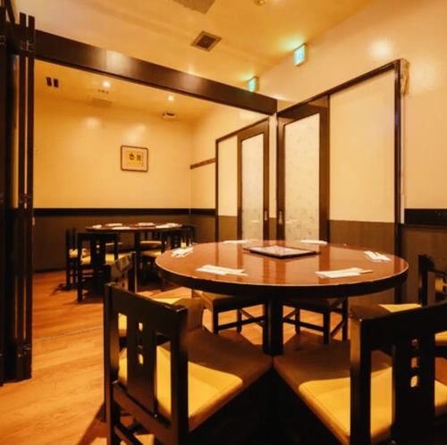 设有包间和圆桌，非常适合举办宴会、忘年会、欢送会和欢迎会！