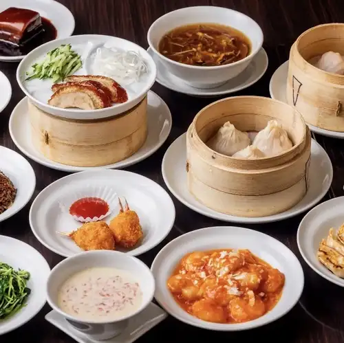 豪華自助餐，提供 120 道菜品，可隨選點餐。