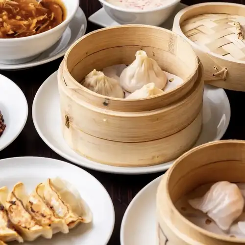 提供60種點心和飲茶的自助餐（顧客點餐）。