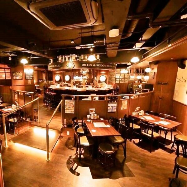 Many people can be seen taking photos for SNS.One side has sofa seats and a spacious table where you can relax.Please spend a wonderful time drinking delicious highballs at ``Omiya Highball Bar Minami Ginza 1923''.