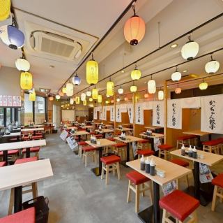 落ち着いたモダンな雰囲気の店内。ゆったりくつろげる、お座敷席もございます！1人様でも団体様でも大歓迎です！