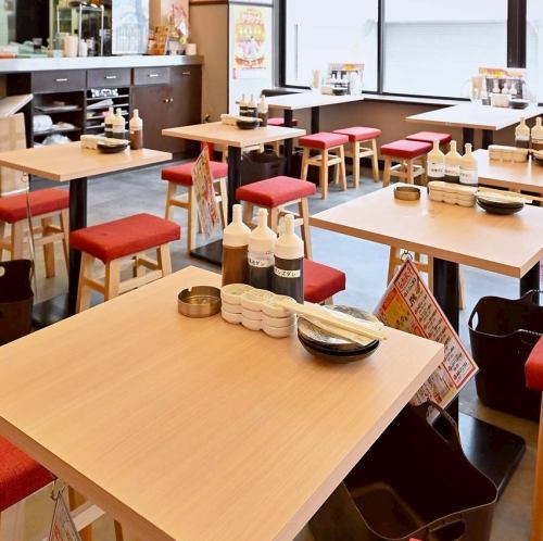 広いテーブル席。大人数様での飲み会におすすめです。貸切も可能です。リーズナブルで美味しい料理と、種類豊富なお酒でみんなでわいわい楽しみましょう♪