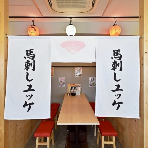 会話が弾むにぎやかな店内。話好きの店員ばかりなので、あちこちで笑い絶えない店内。店員とお客様、そして隣り合わせたお客様同士など店内一体になった雰囲気が、常連さんが気に入っていただいているポイント。