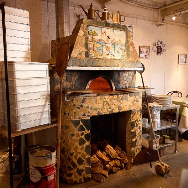 【日本のナポリピッツァの先駆け♪】目の前にあるピザ窯で、本場ナポリで研鑽を積んだオーナーが焼き上げる絶品ピッツァを味わっていただけます♪