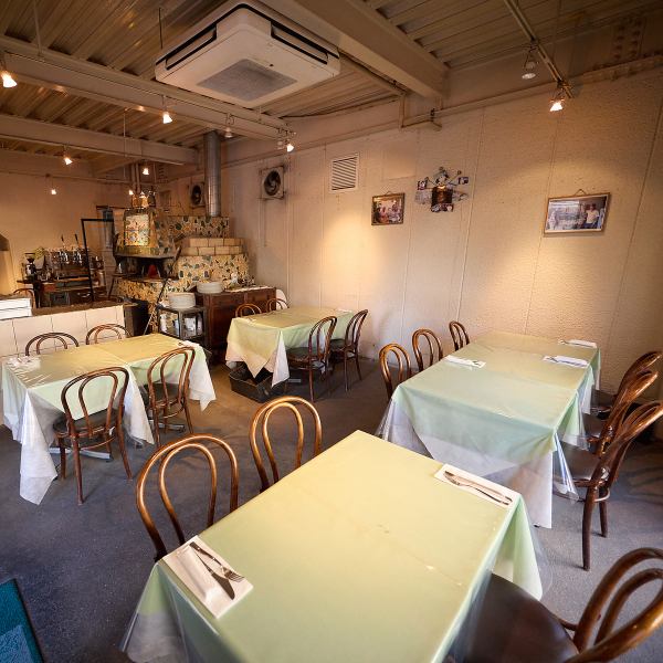 【落ち着いた店内♪】落ち着いた雰囲気の店内はゆったりとお過ごしいただくことが可能です。大きな窓からは日の光も差し込み暖かい雰囲気の中ゆったりとお食事をお楽しみいただけます♪