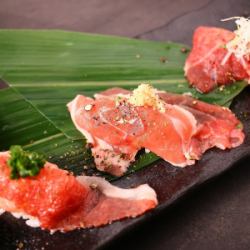 Grilled sushi with 3 kinds of beef, including wagyu beef, grilled at your seat