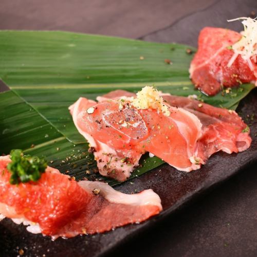 Grilled sushi with 3 kinds of beef, including wagyu beef, grilled at your seat