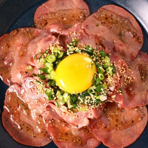 Grilled beef tongue with salt and green onion, Yukhoe style