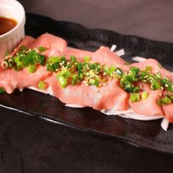 Low-temperature cooked roast beef tongue