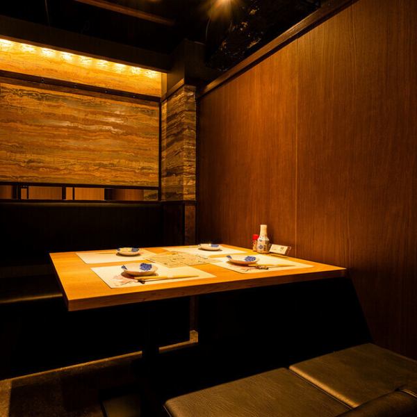 デートや記念日におすすめのプライベート個室。完全個室は2名様～ご利用OK！照明がほんのり照らす雰囲気ある個室空間は、おしゃれで女性にも人気の個室席となっております。デートや友人同士、少人数での女子会、ママ会などに最適な空間です。