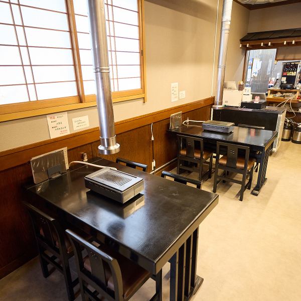 ふらっと立ち寄れる気軽さが魅力！当店では、4名掛けのテーブル席を2卓ご用意し、普段使いしやすい空間を大切にしています。美味しいお肉とお酒を囲みながら、気の合う仲間と楽しいひとときを過ごしませんか？カジュアルな雰囲気の中で、心ゆくまで食事と会話を楽しめるお店です！