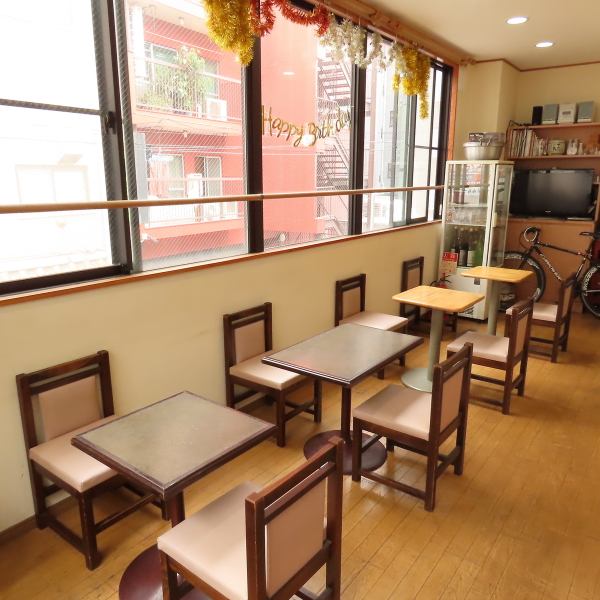 We have 4 spacious table seats for 2 people on the 2nd floor.And we have prepared a space that can be used by up to 12 people by putting tables together.It's the perfect space for large groups or gatherings of friends! Of course, single guests are also welcome!