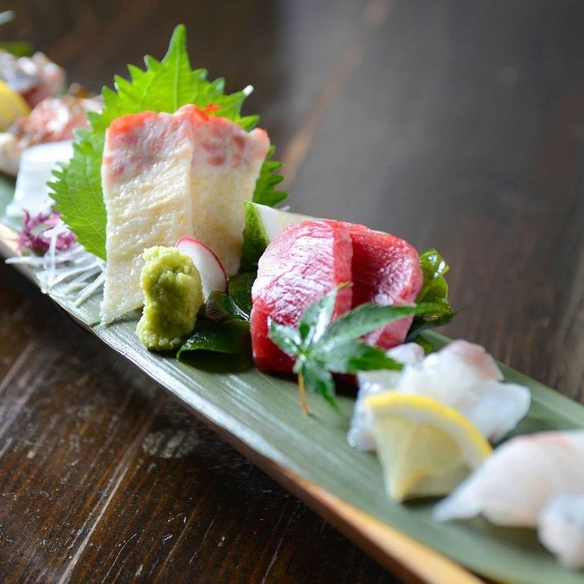3 minutes walk from the station.A restaurant where you can enjoy dishes made with fresh seafood and seasonal ingredients.They also have a wide variety of sake.