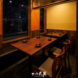 [6-8 people] This semi-private room is perfect for a variety of occasions, from company banquets to drinking parties with friends.The area is separated by doors and roller curtains, so you can enjoy various banquets without worrying about those around you.