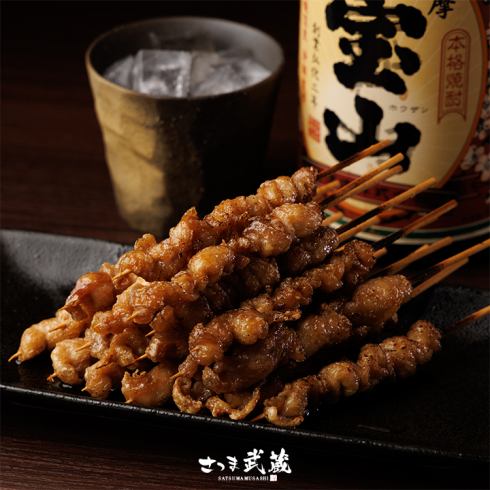 ビールはもちろん、各種お酒と相性抜群の名物「博多かわ串」