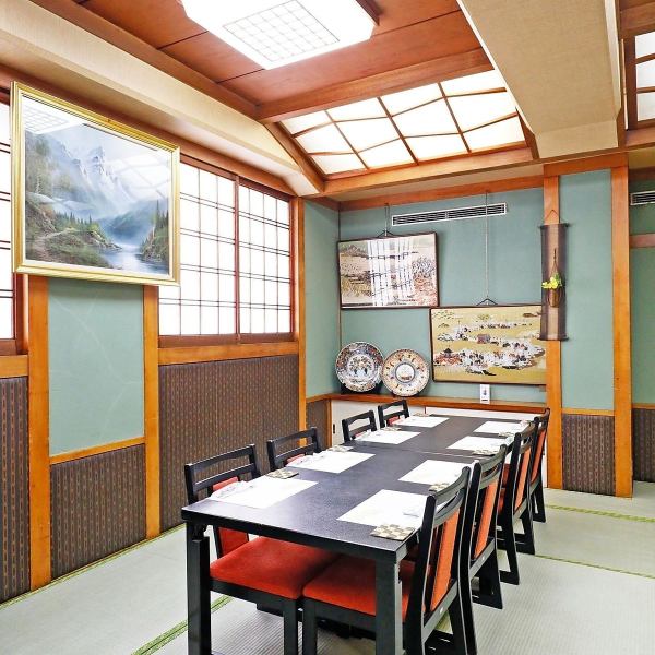 4名様～8名様/4名様～12名様/4名様～16名様まで収容可能な個室をご用意しております。畳の敷かれた落ち着いた雰囲気の座敷には、椅子とテーブルを完備しているため、足を伸ばしてリラックスしながらお食事を楽しむことができます。1フロア貸し切りの場合は、40名様～50名様大人数での宴会も可能です！