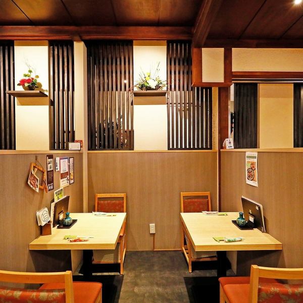 テーブル席は、2名様×1卓/4名様×2卓/5～6名様×1卓ございます。カップル・親しい友人とのお食事、ご家族やお仕事帰りの飲み会など様々なシーンでご利用いただけるお席をご用意しております！仕切りがあるお席もあるため、落ち着いた雰囲気でお過ごしいただけます。