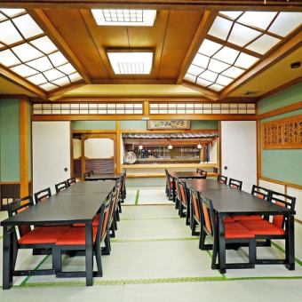 【2階座敷個室/4～16名様】最大16名様まで対応可能◎カジュアルな宴会にぴったりの個室です。4名様からお気軽にご利用いただけます。座敷ながら椅子とテーブルをご用意しており、リラックスした雰囲気の中でお食事を楽しむことができます。広めのスペースを確保しているため、16名様までの大人数の集まりにも最適です！
